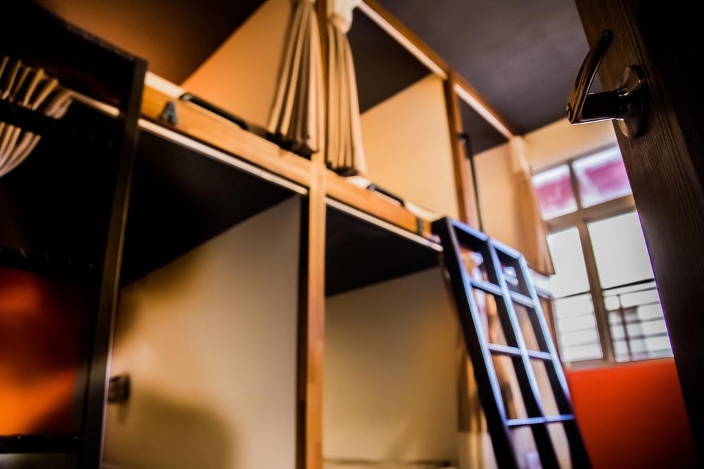 Knock Knock Hostel Kaohsiung Exteriör bild