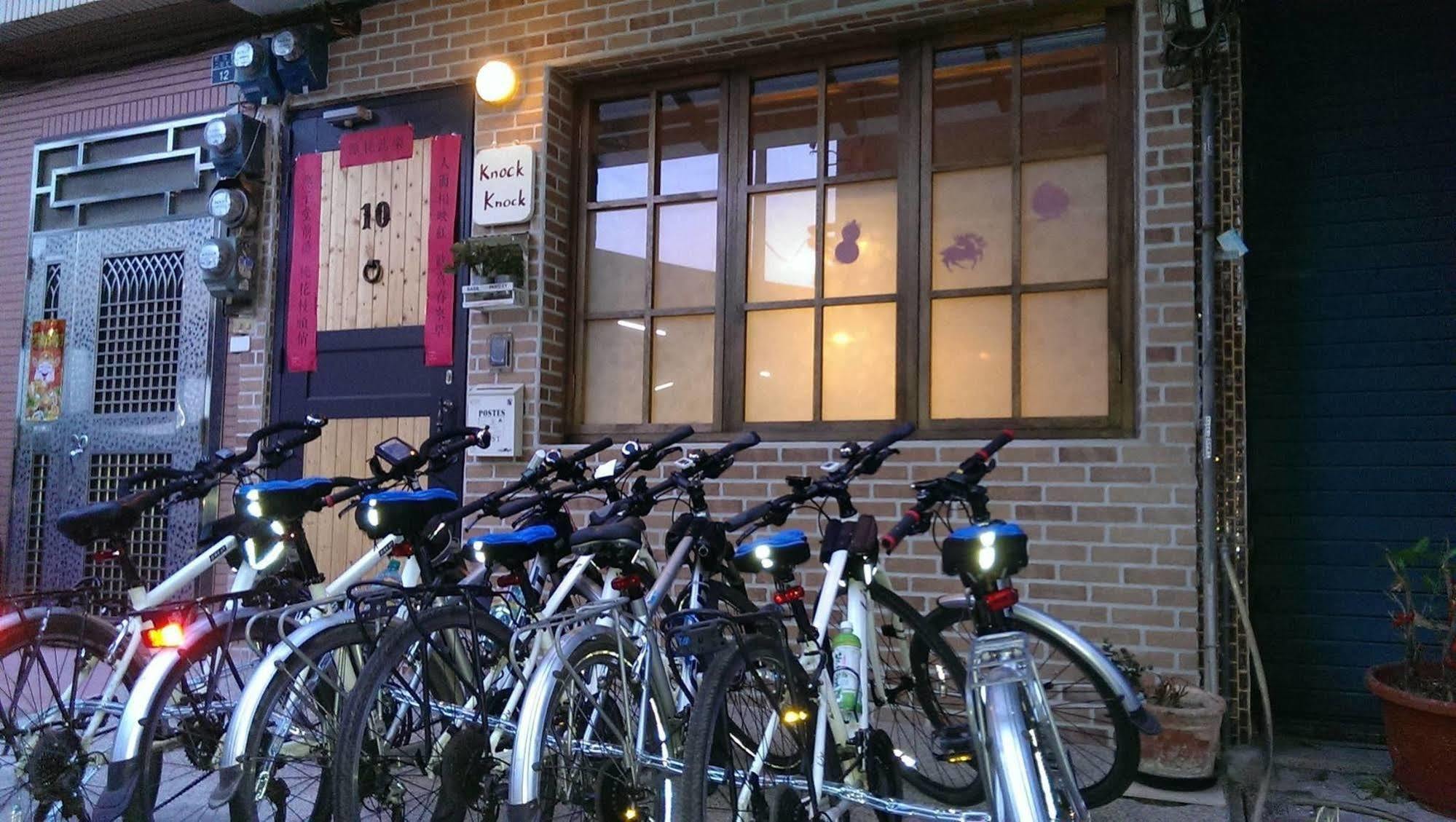 Knock Knock Hostel Kaohsiung Exteriör bild