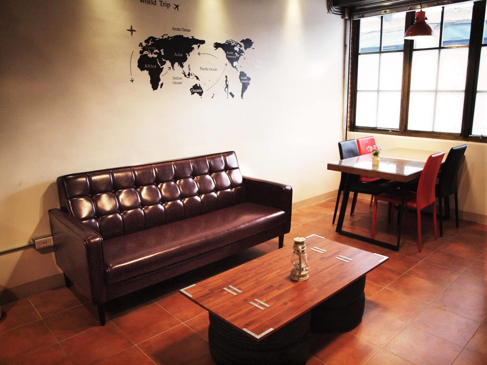 Knock Knock Hostel Kaohsiung Exteriör bild