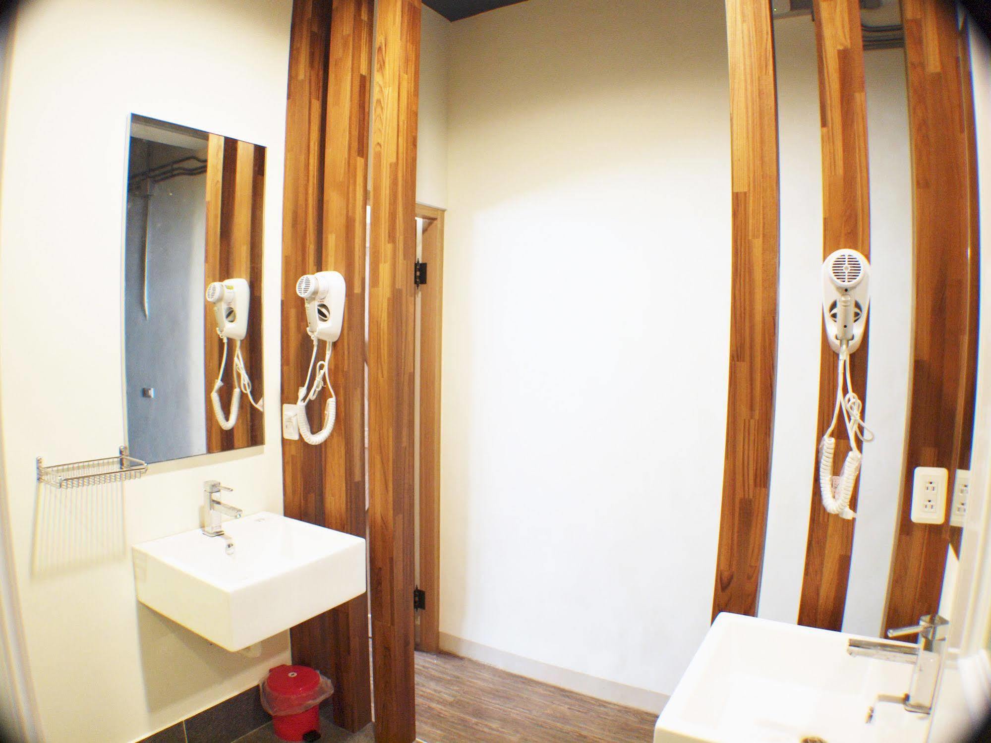 Knock Knock Hostel Kaohsiung Exteriör bild