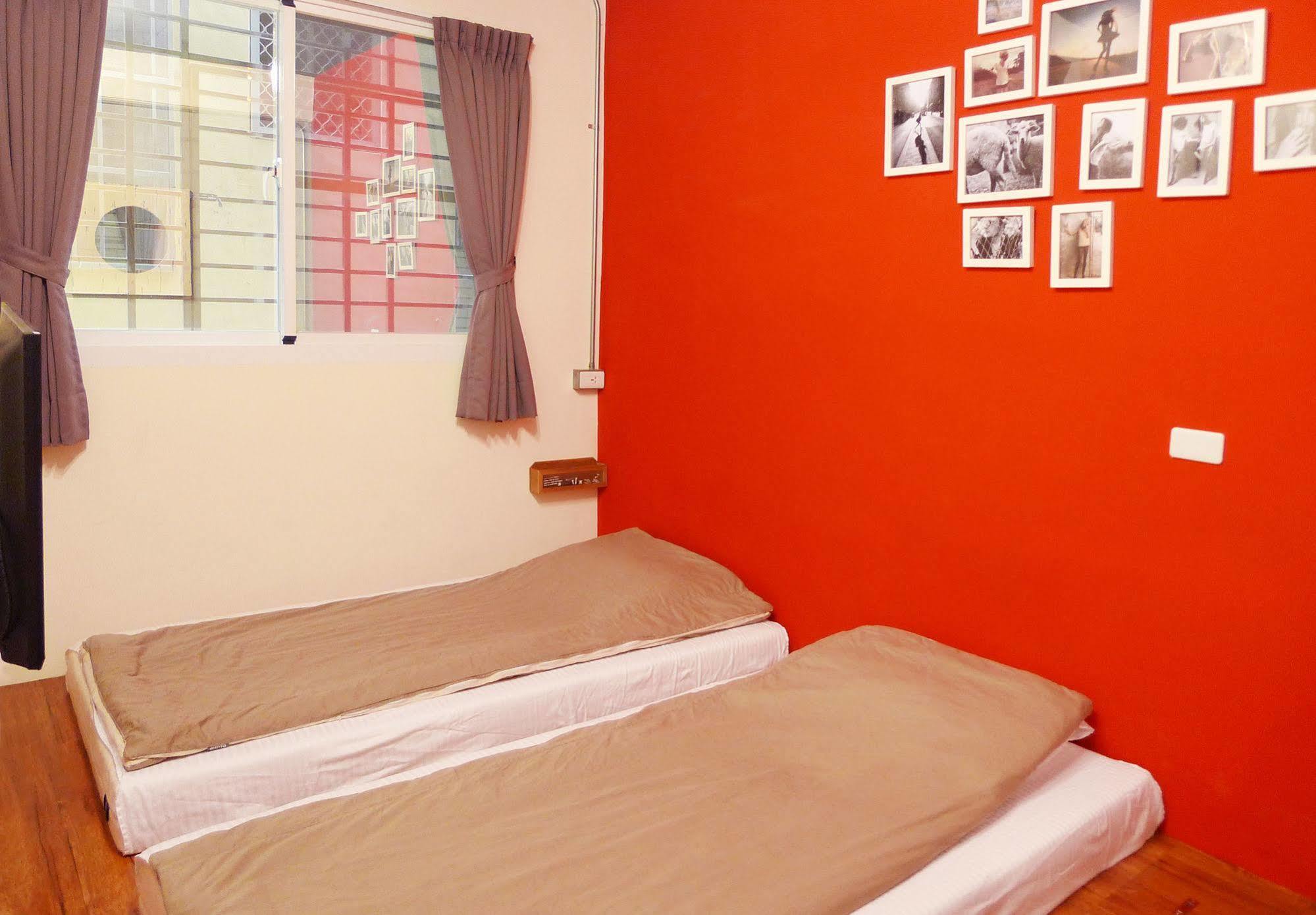 Knock Knock Hostel Kaohsiung Exteriör bild
